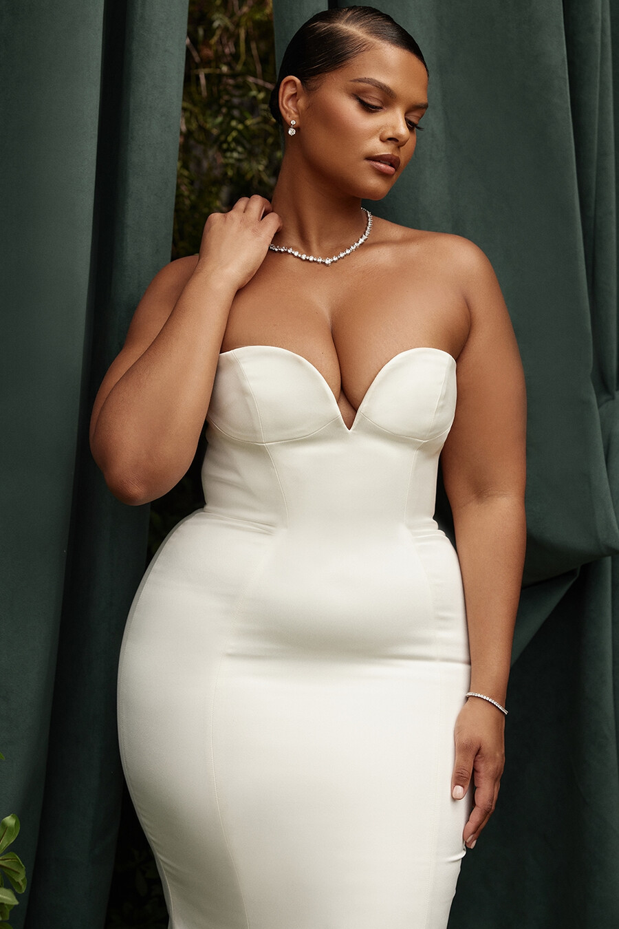 elfenbeinfarbenes trägerloses brautkleid aus satin