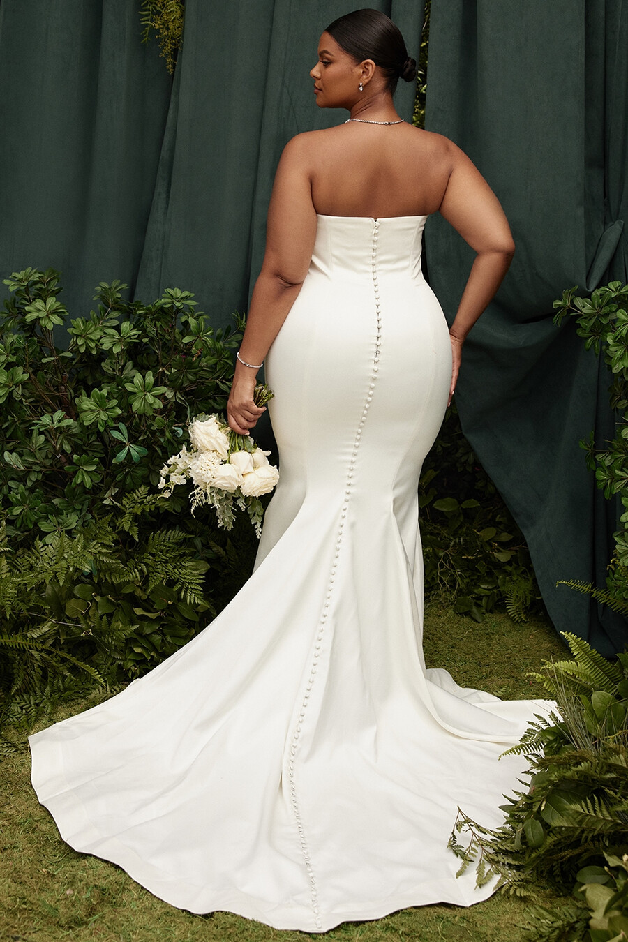 elfenbeinfarbenes trägerloses brautkleid aus satin