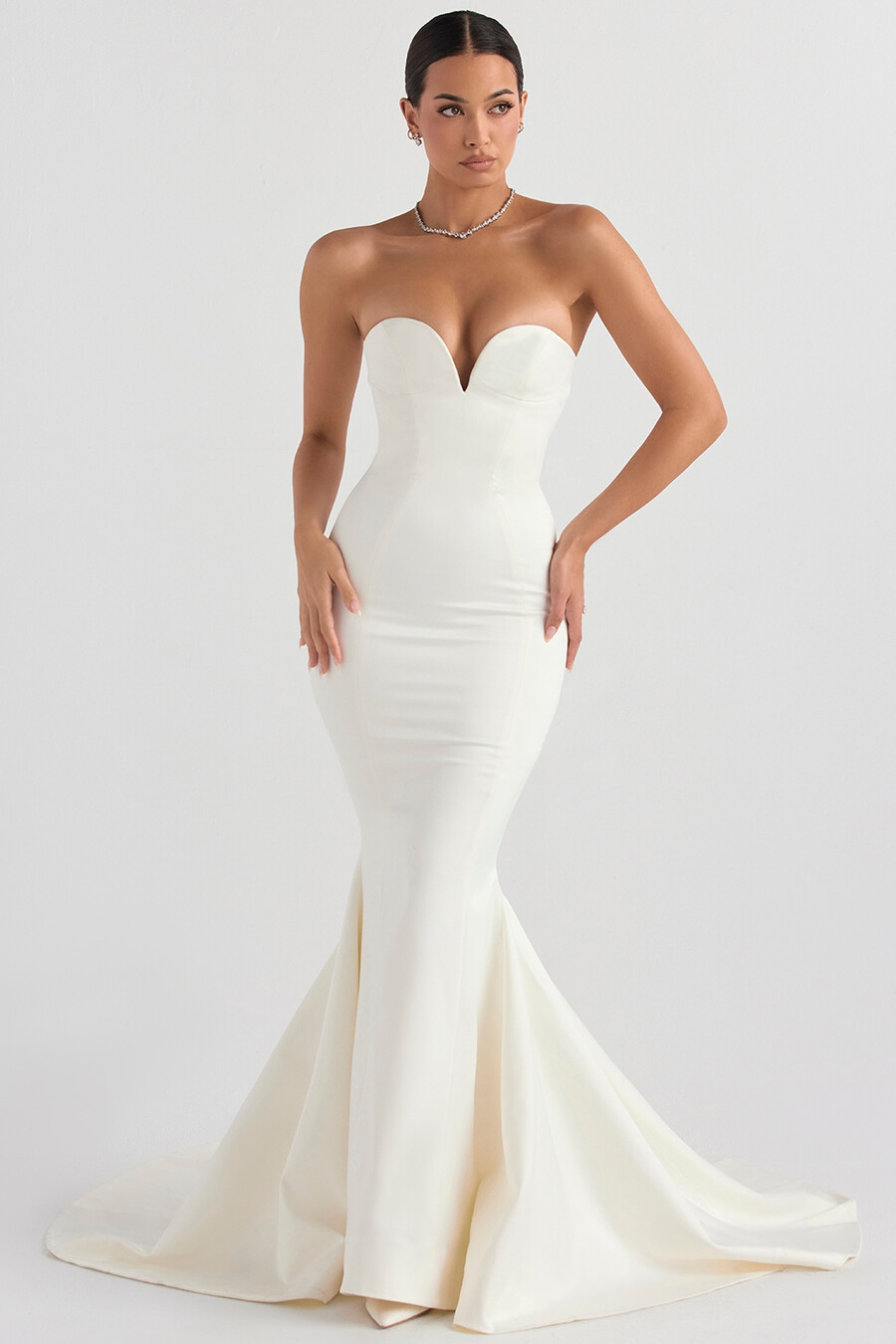 elfenbeinfarbenes trägerloses brautkleid aus satin