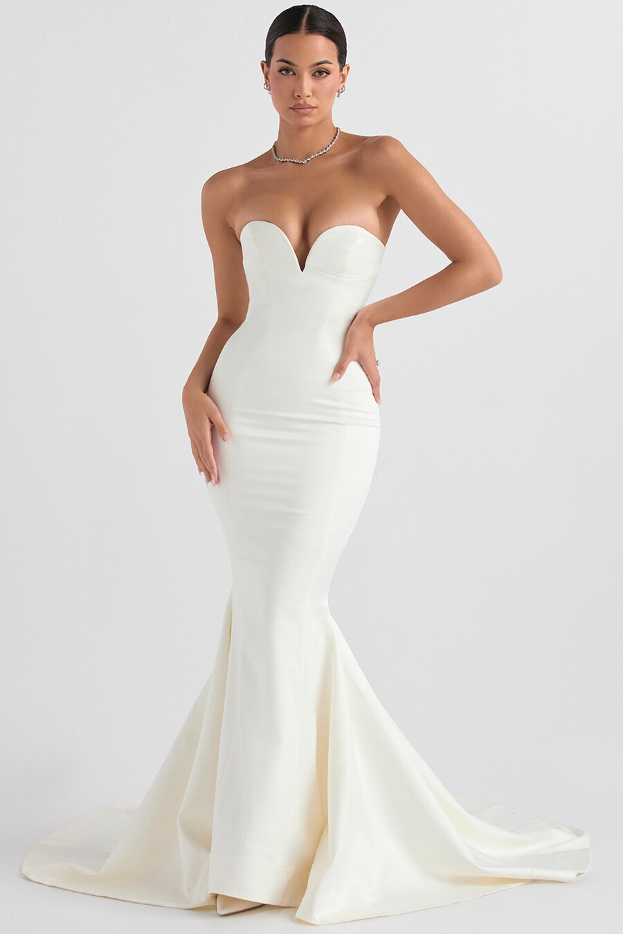 elfenbeinfarbenes trägerloses brautkleid aus satin