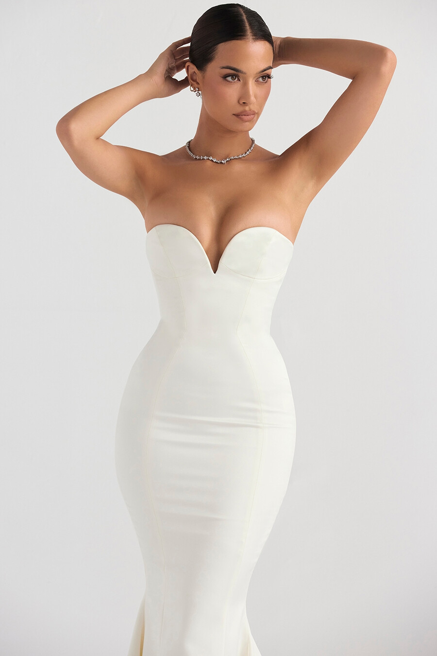 elfenbeinfarbenes trägerloses brautkleid aus satin