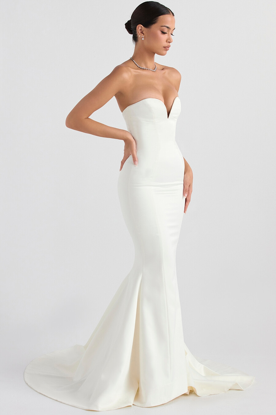 elfenbeinfarbenes trägerloses brautkleid aus satin