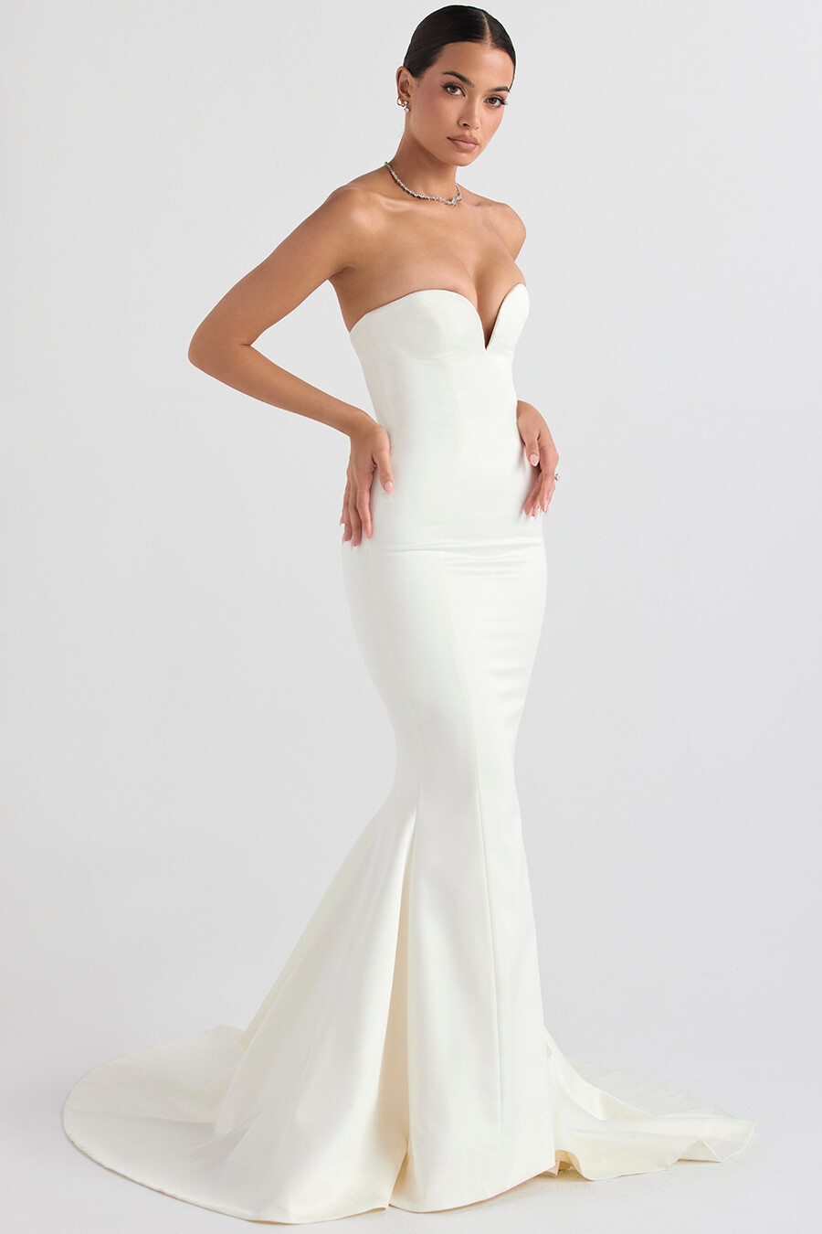 elfenbeinfarbenes trägerloses brautkleid aus satin
