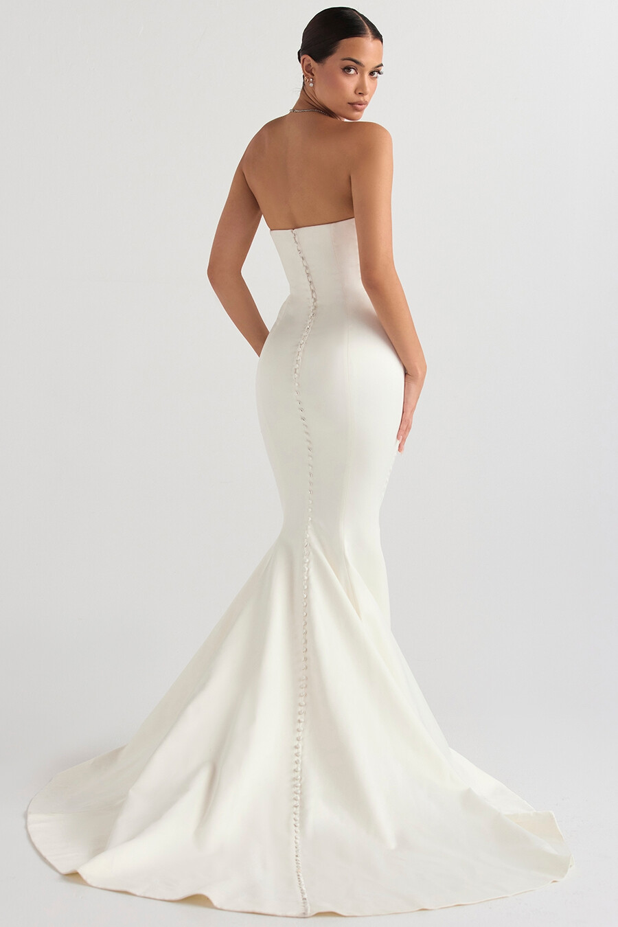 elfenbeinfarbenes trägerloses brautkleid aus satin