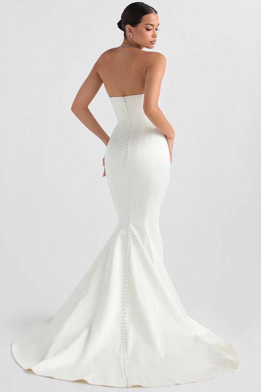 elfenbeinfarbenes trägerloses brautkleid aus satin