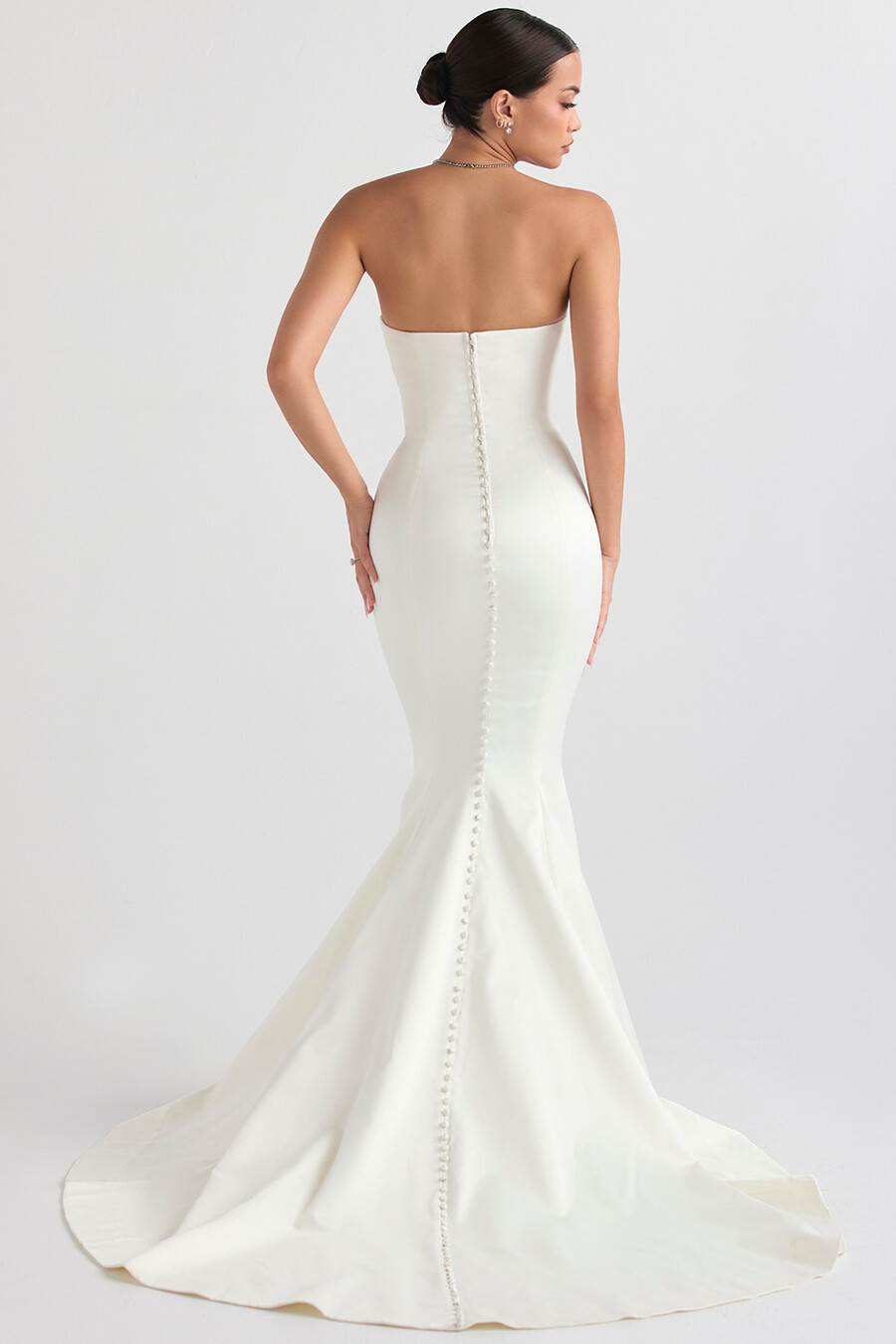 elfenbeinfarbenes trägerloses brautkleid aus satin