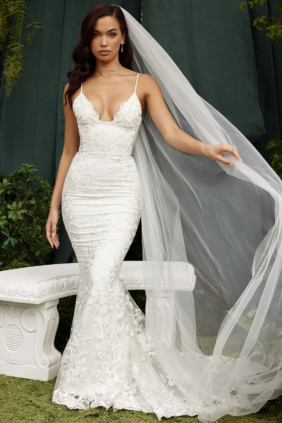 brautkleid aus weißer spitze