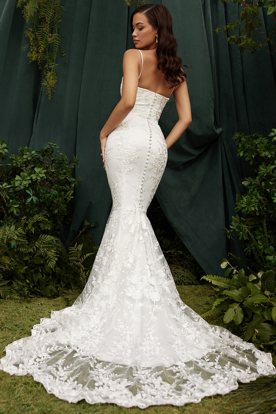 brautkleid aus weißer spitze