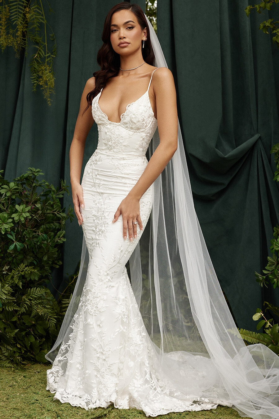 brautkleid aus weißer spitze