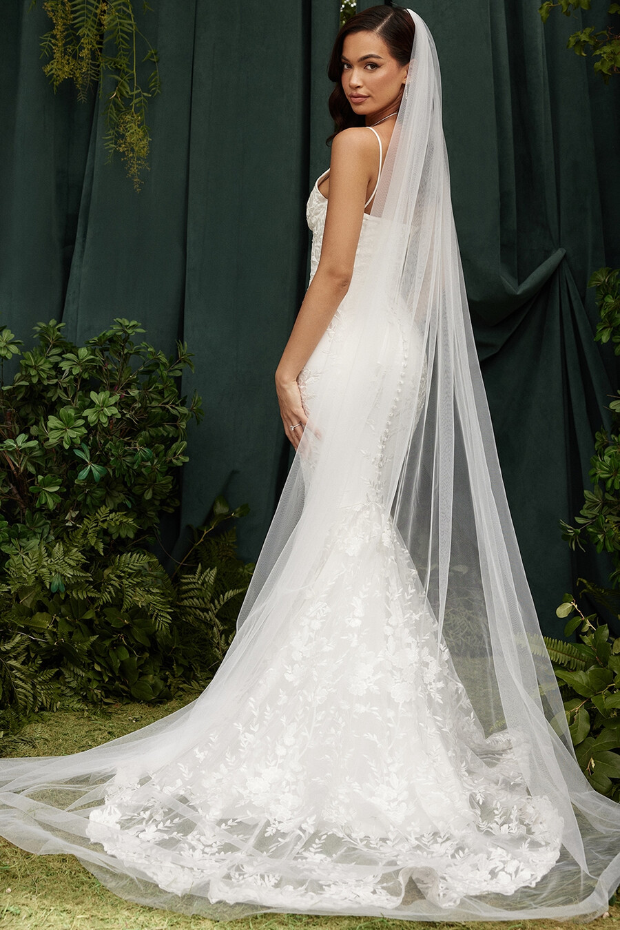 brautkleid aus weißer spitze