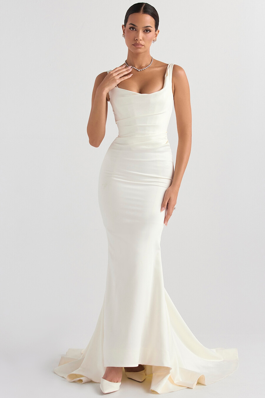 brautkleid im meerjungfrauenstil aus cremefarbenem satin