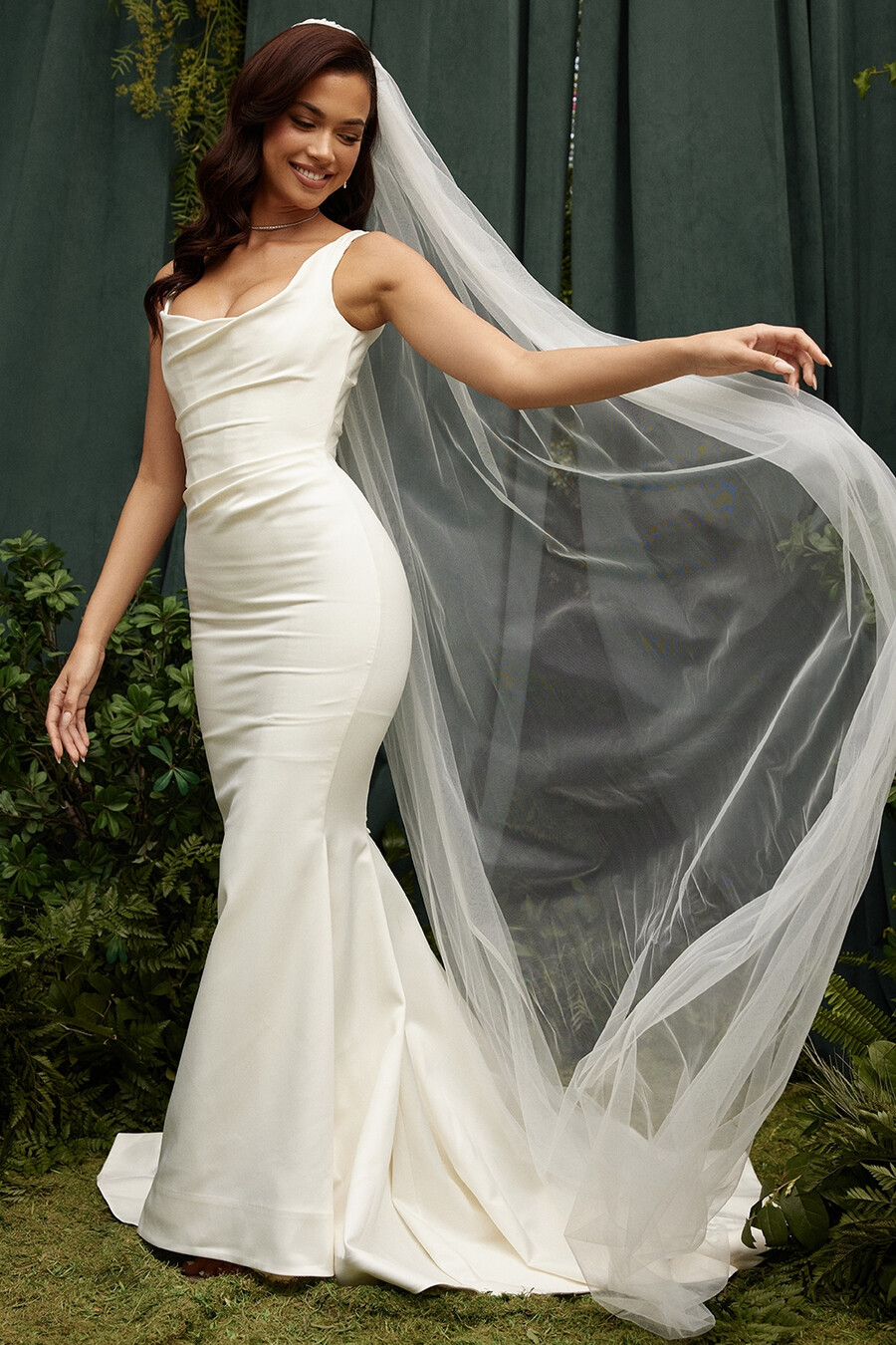 brautkleid im meerjungfrauenstil aus cremefarbenem satin