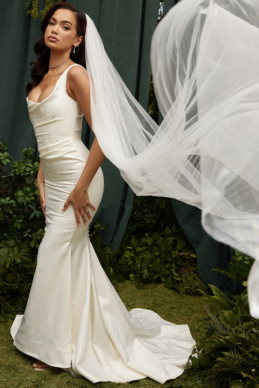 brautkleid im meerjungfrauenstil aus cremefarbenem satin