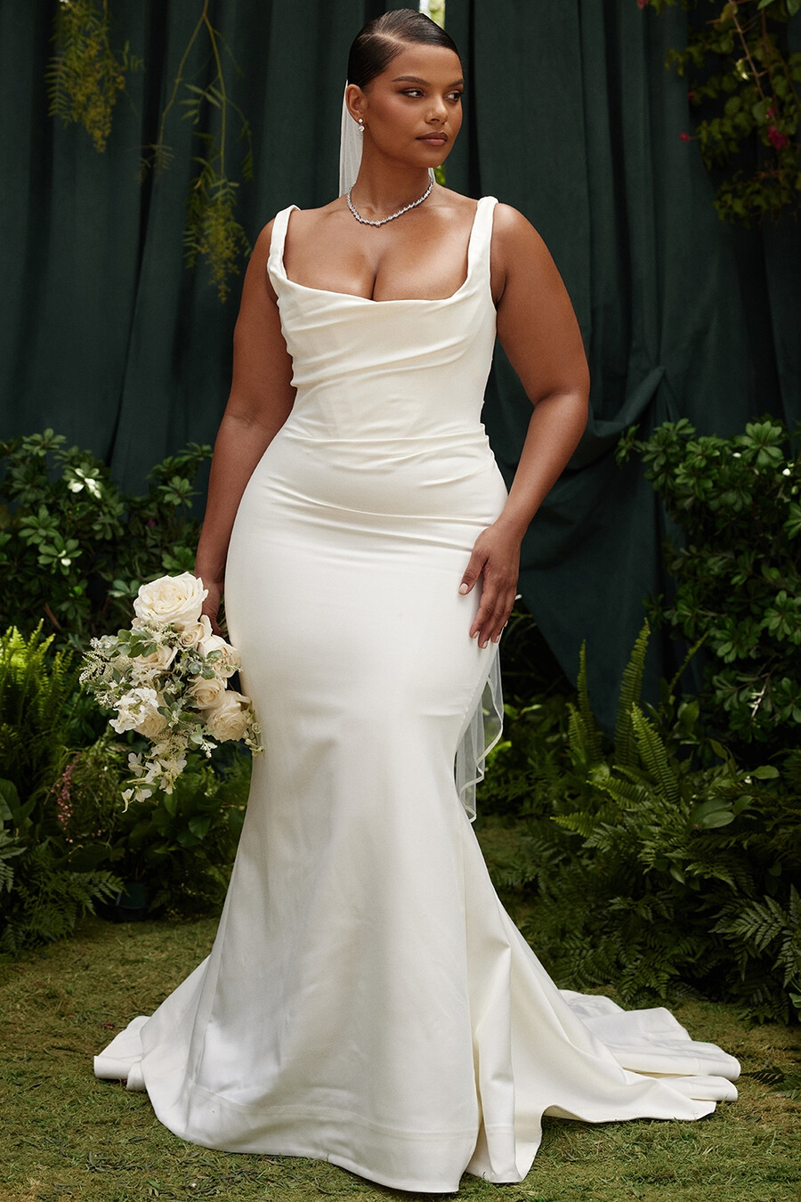 brautkleid im meerjungfrauenstil aus cremefarbenem satin