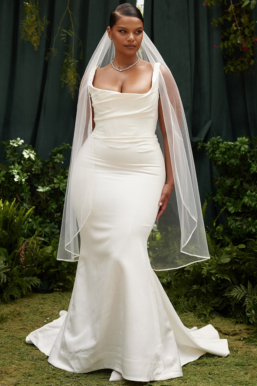 brautkleid im meerjungfrauenstil aus cremefarbenem satin