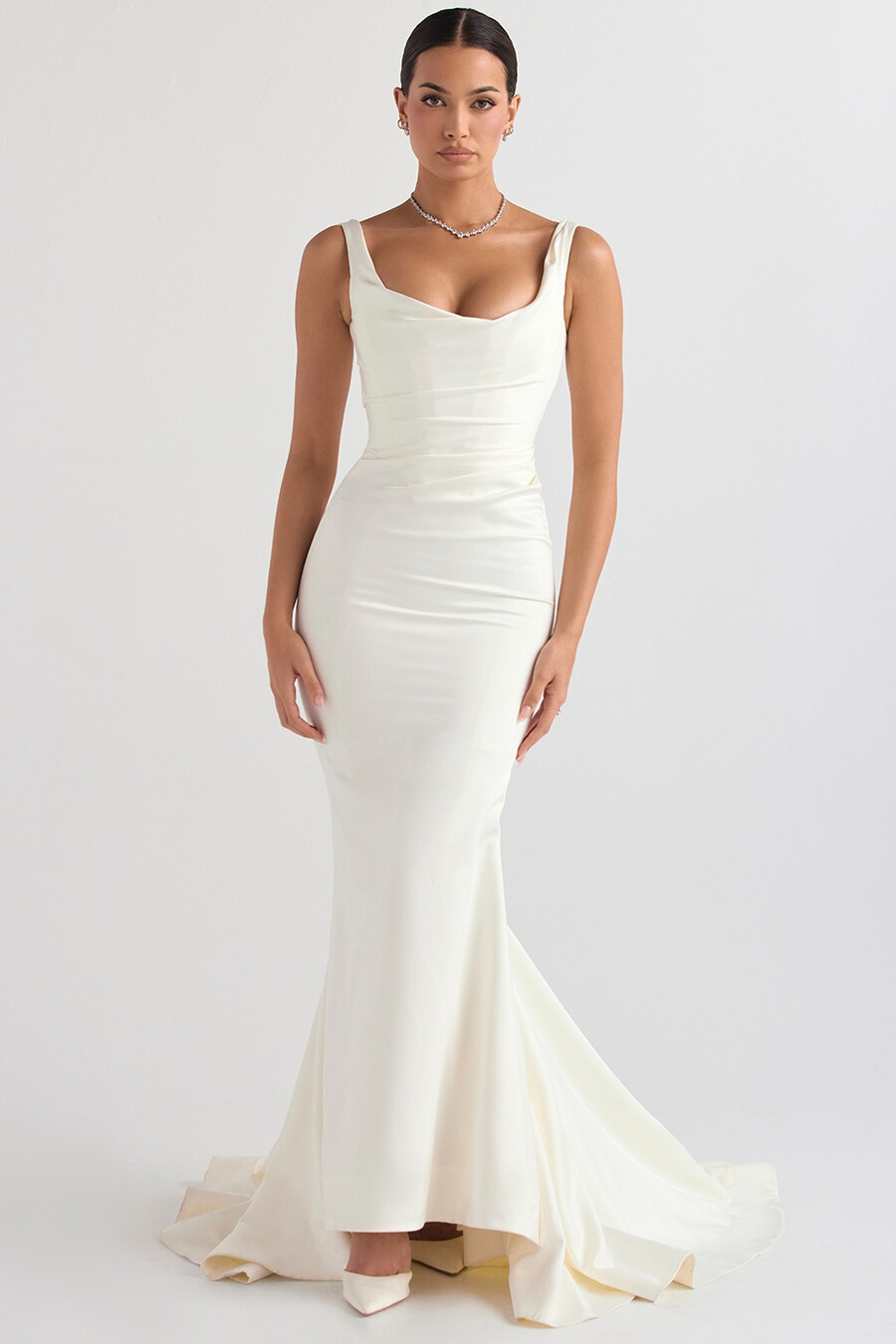 brautkleid im meerjungfrauenstil aus cremefarbenem satin
