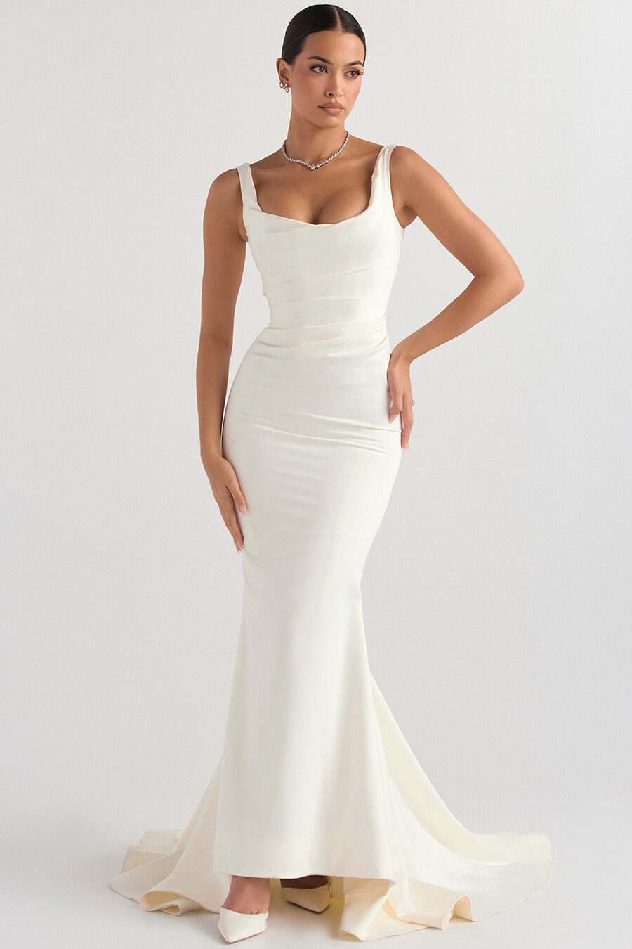brautkleid im meerjungfrauenstil aus cremefarbenem satin