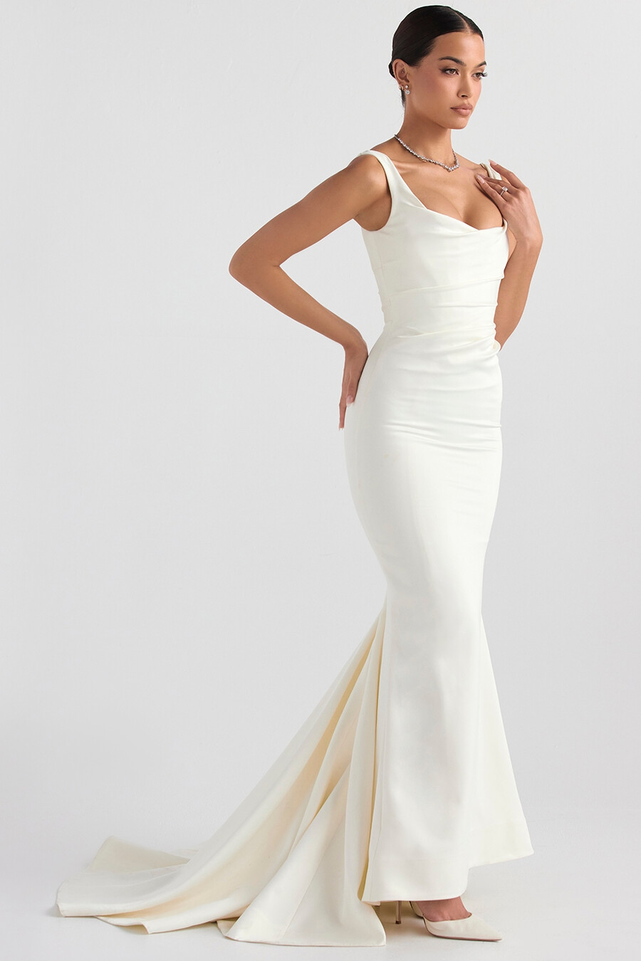brautkleid im meerjungfrauenstil aus cremefarbenem satin