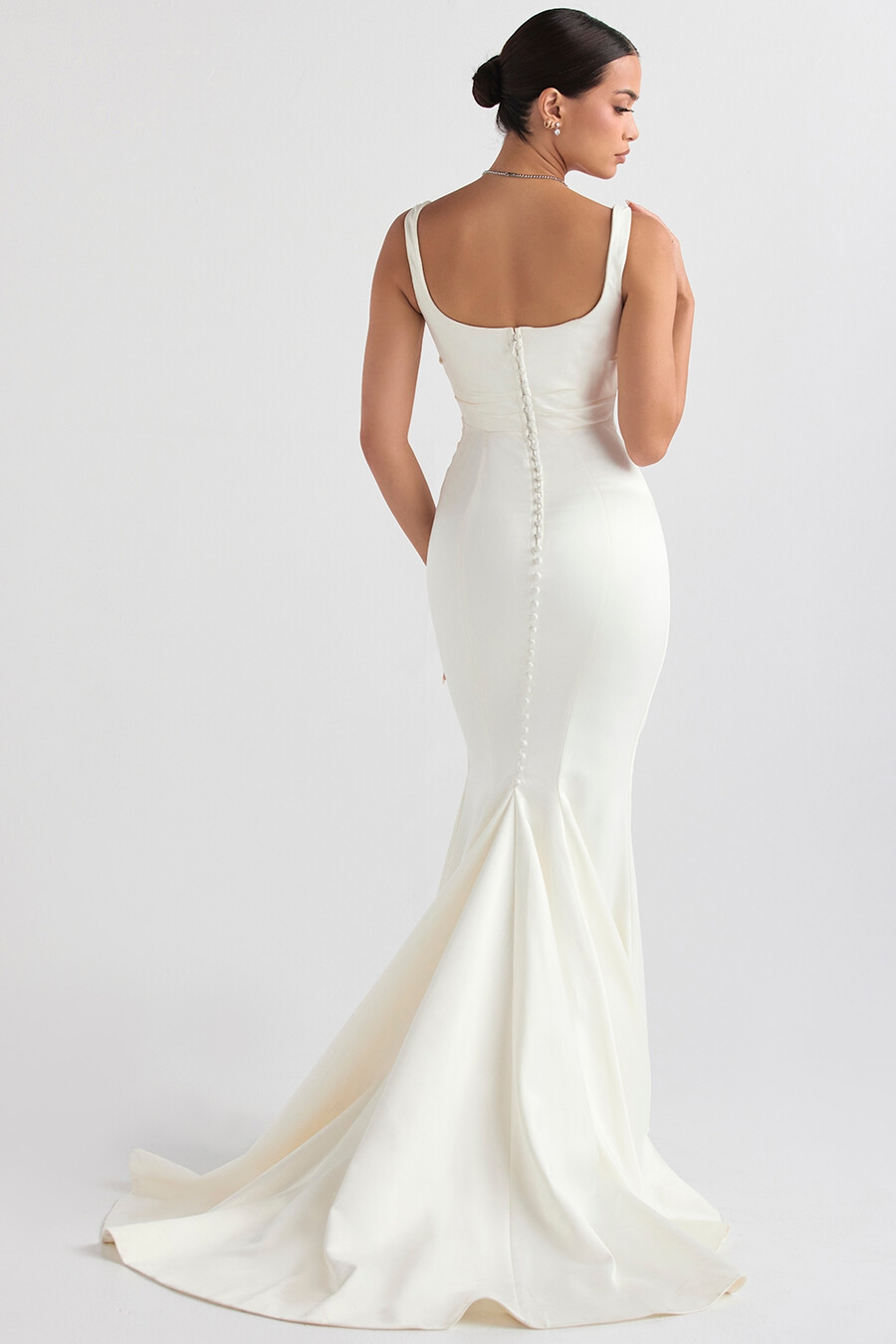 brautkleid im meerjungfrauenstil aus cremefarbenem satin