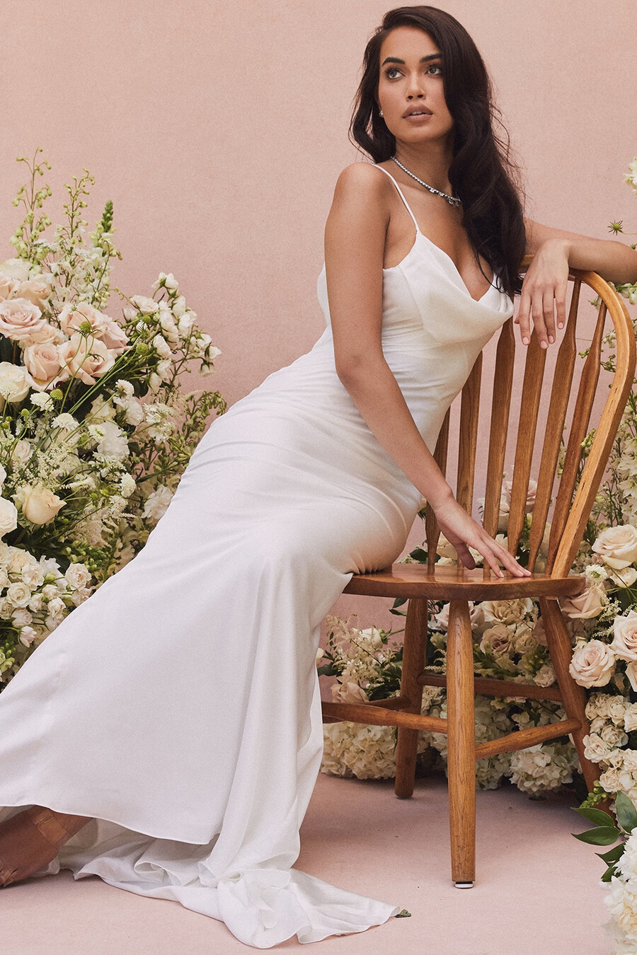 elfenbeinfarbenes brautkleid mit drapiertem rücken – limitierte auflage