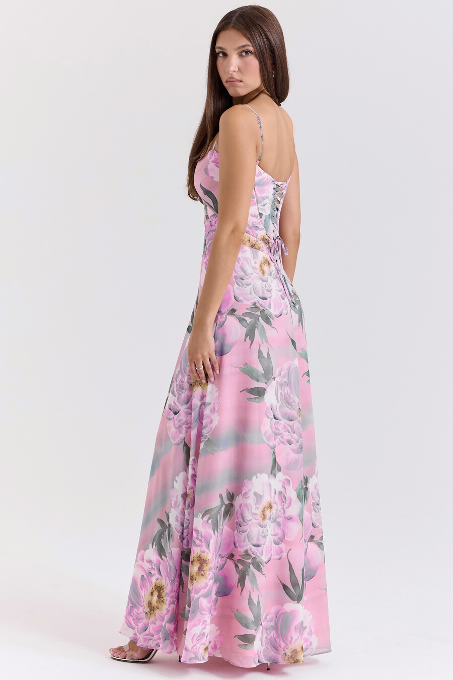 maxikleid in rosa mit blumenmuster und spitzenrücken