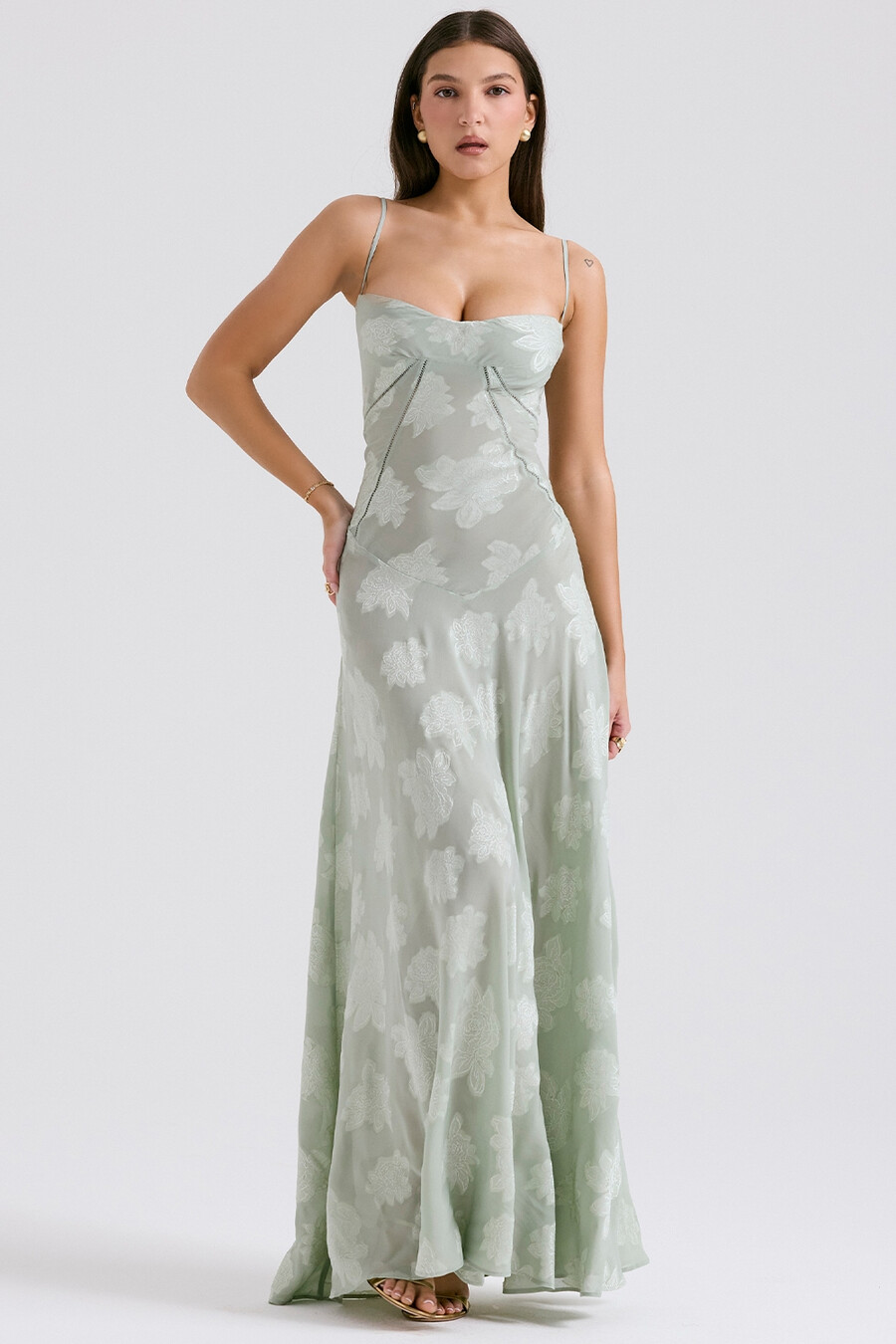 maxikleid mit pistazienfarbenem blumenmuster und spitzenrücken