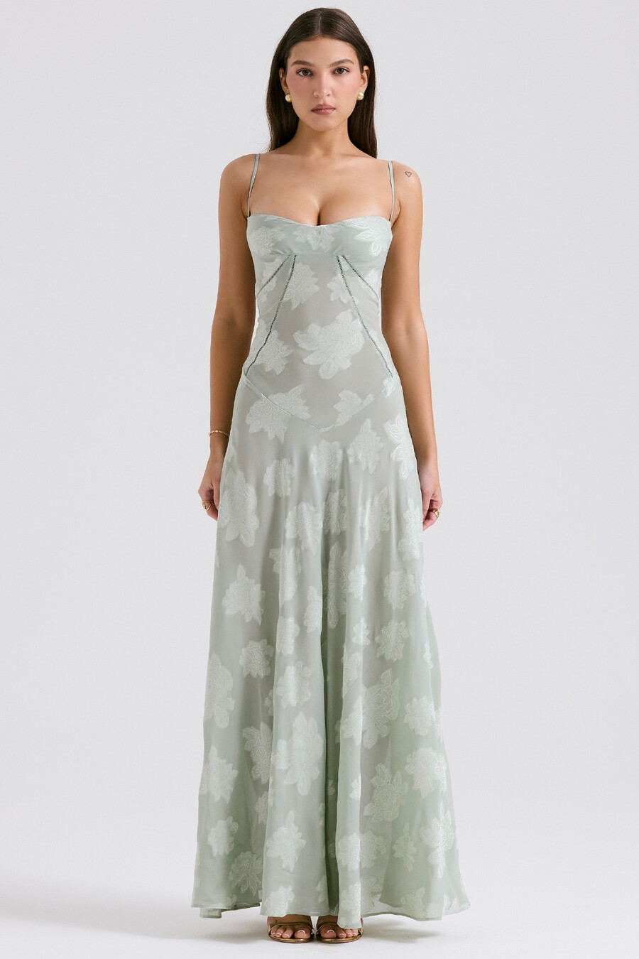 maxikleid mit pistazienfarbenem blumenmuster und spitzenrücken