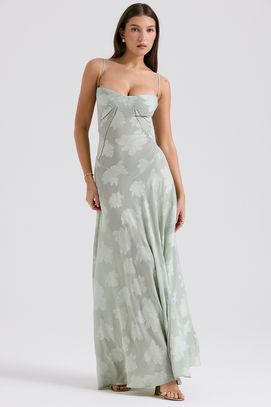 maxikleid mit pistazienfarbenem blumenmuster und spitzenrücken