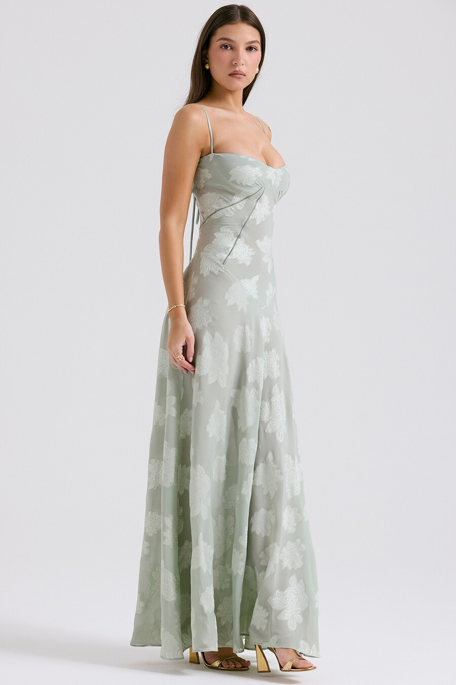 maxikleid mit pistazienfarbenem blumenmuster und spitzenrücken
