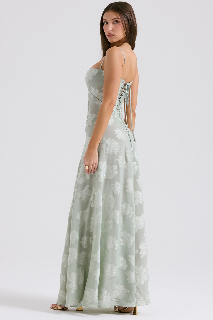 maxikleid mit pistazienfarbenem blumenmuster und spitzenrücken