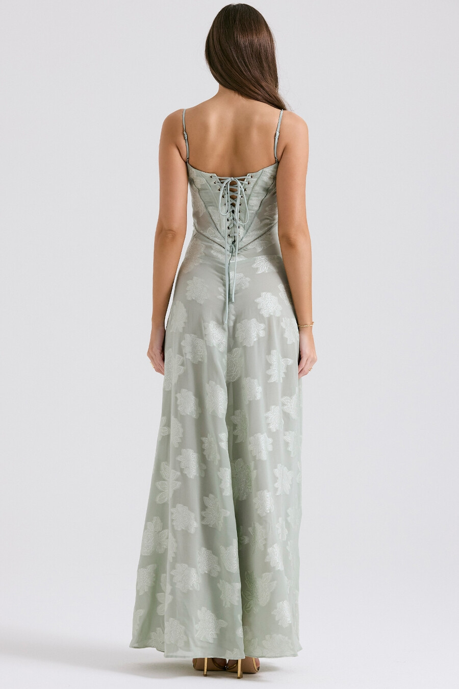 maxikleid mit pistazienfarbenem blumenmuster und spitzenrücken