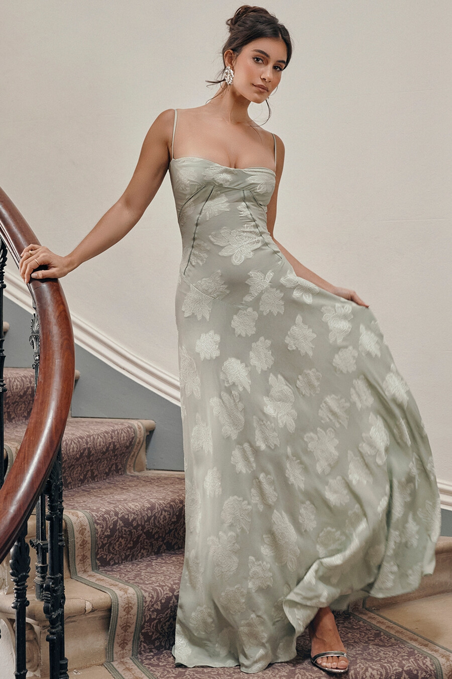 maxikleid mit pistazienfarbenem blumenmuster und spitzenrücken