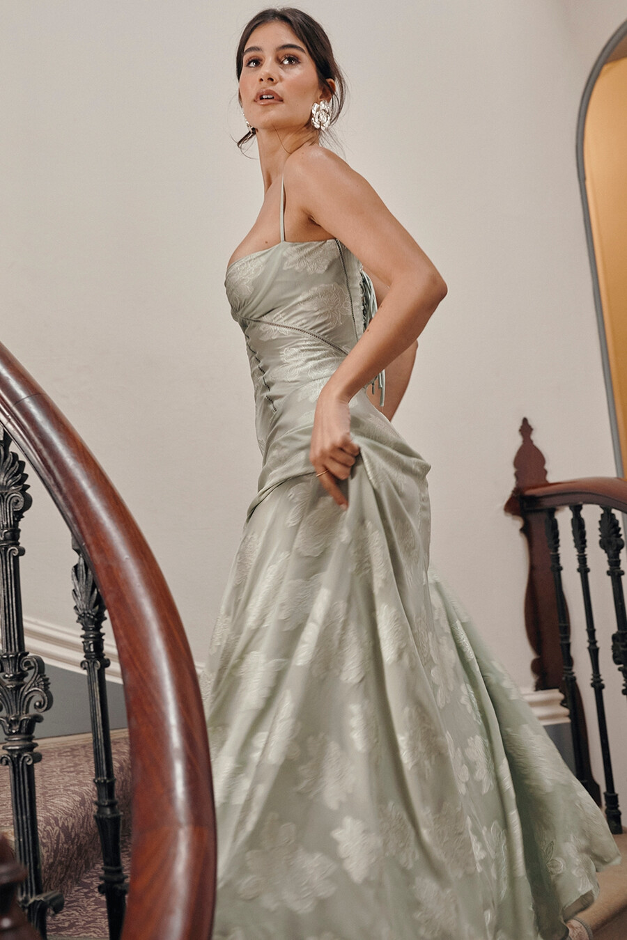 maxikleid mit pistazienfarbenem blumenmuster und spitzenrücken