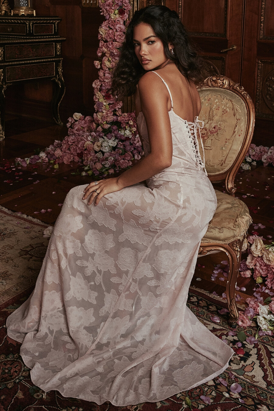 zartrosa maxikleid mit floraler spitze am rücken