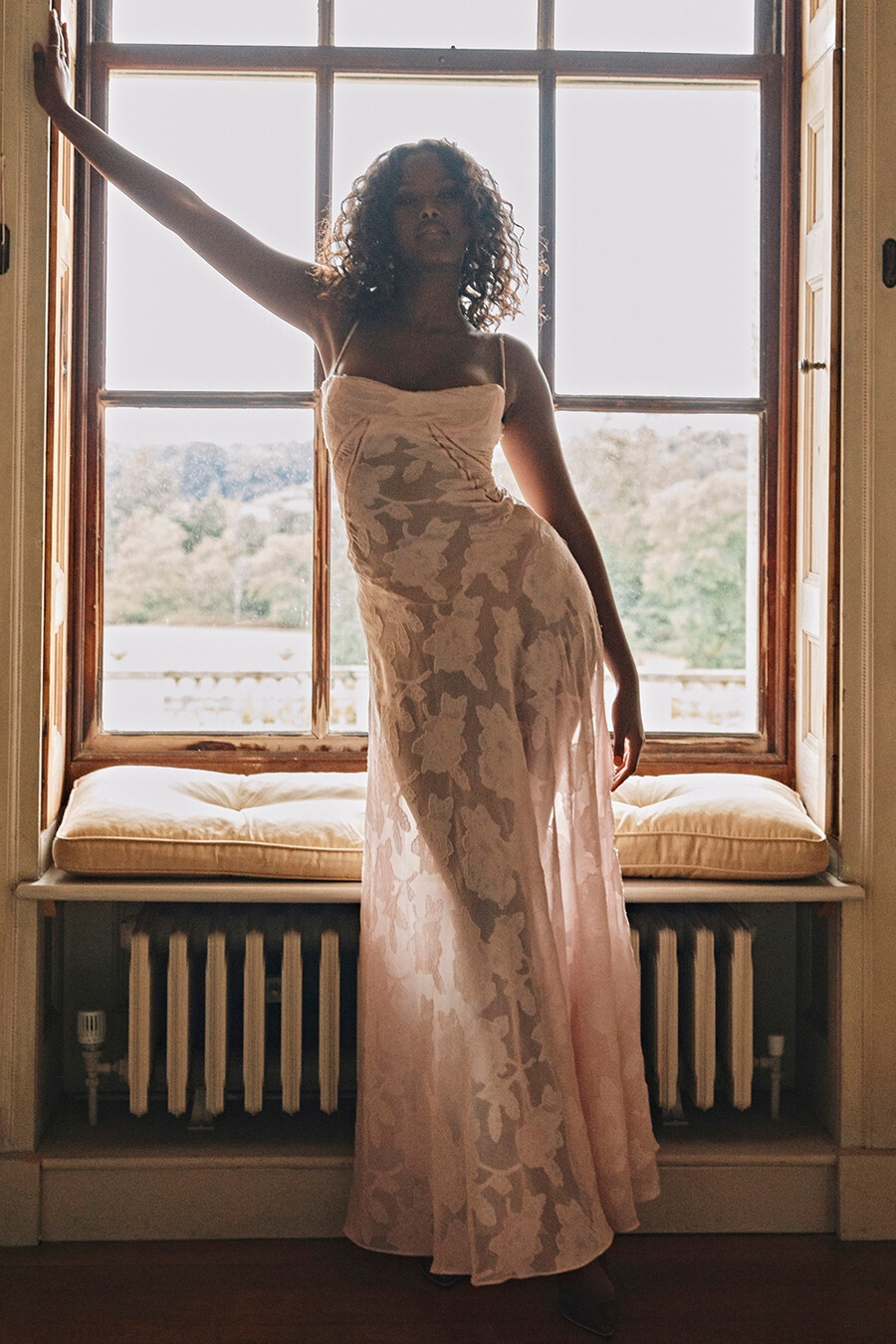 zartrosa maxikleid mit floraler spitze am rücken