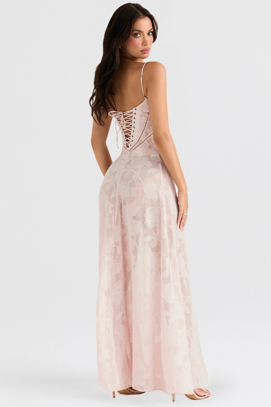 zartrosa maxikleid mit floraler spitze am rücken