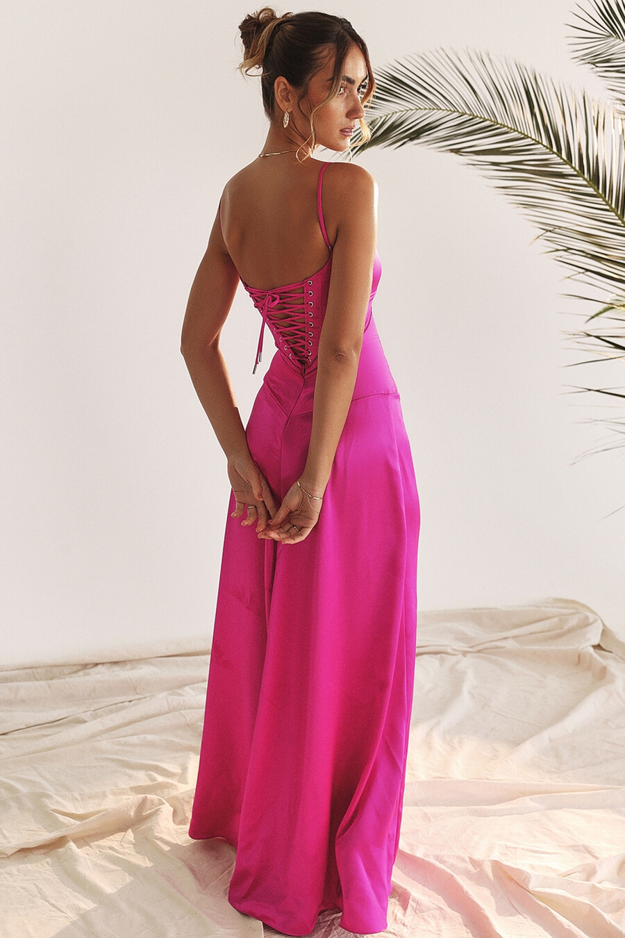 fuchsiafarbenes maxikleid mit schnürung