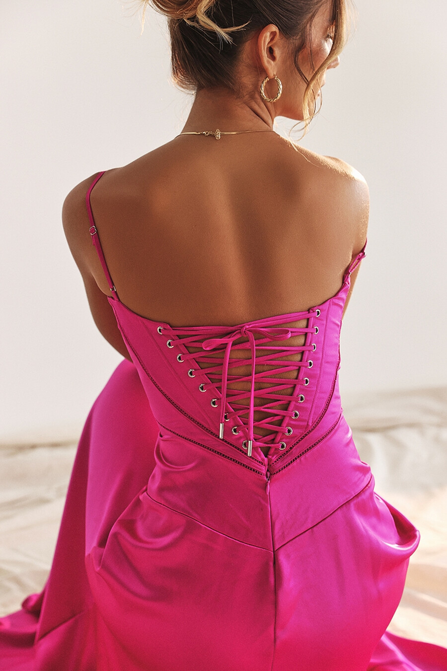 fuchsiafarbenes maxikleid mit schnürung