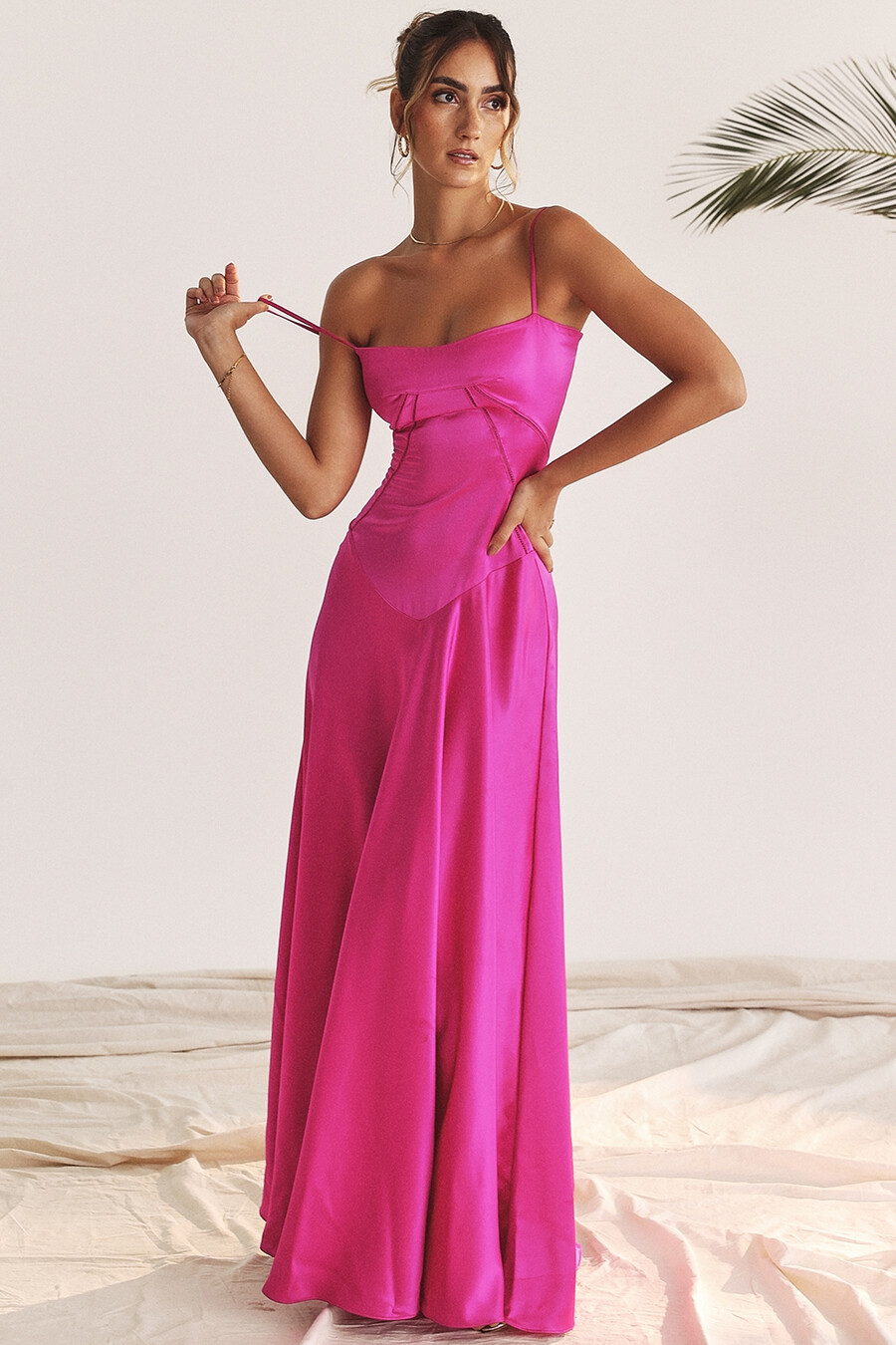 fuchsiafarbenes maxikleid mit schnürung