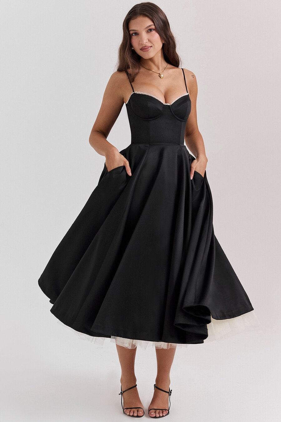 schwarzes tüll-midikleid