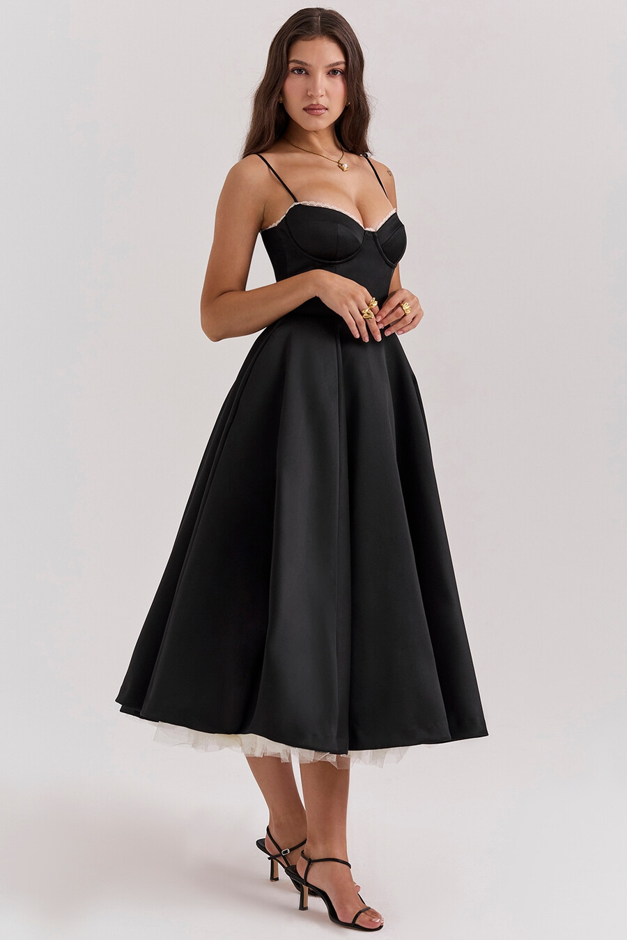 schwarzes tüll-midikleid