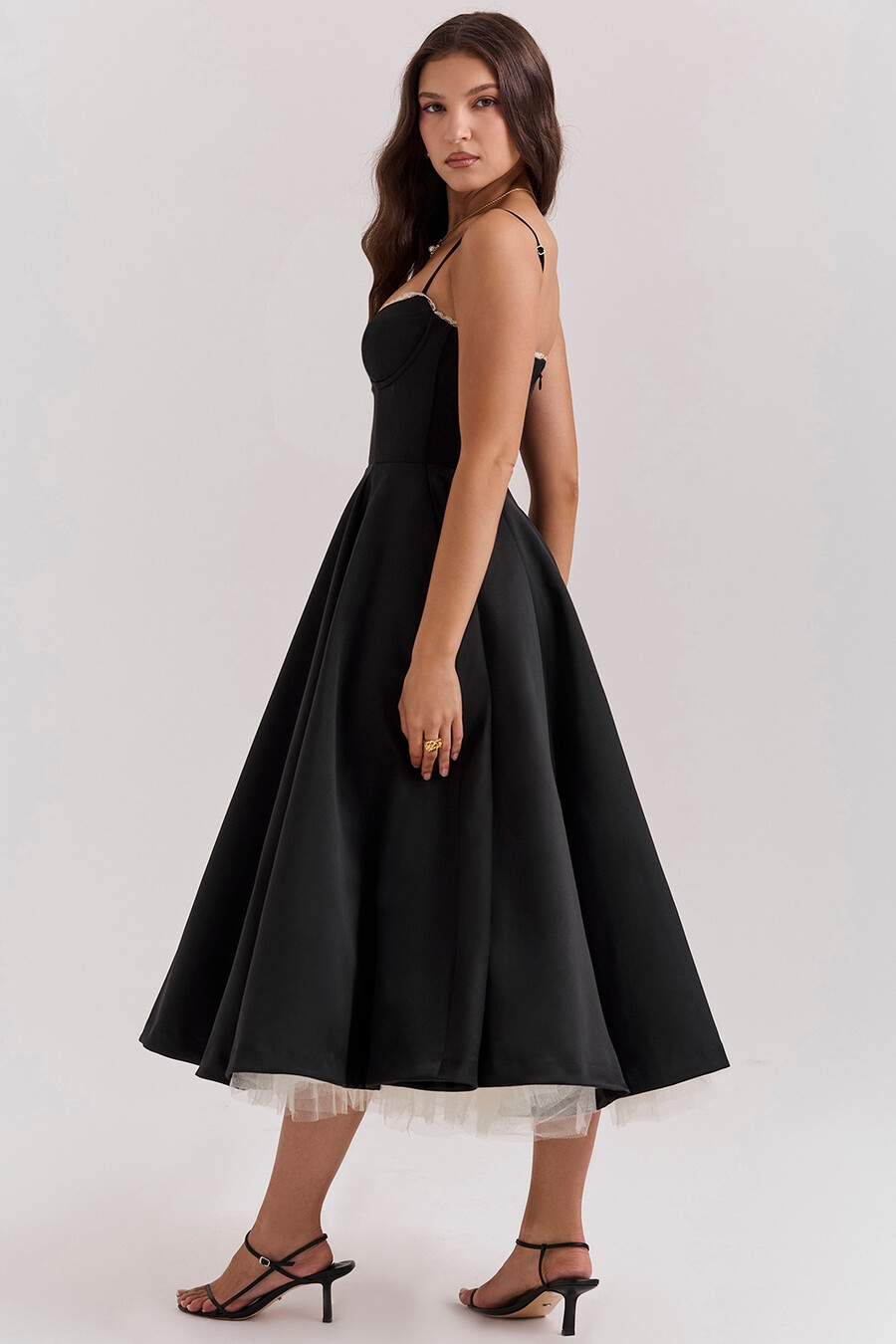 schwarzes tüll-midikleid