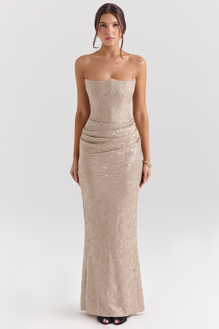 hellgoldenes trägerloses maxikleid aus chiffon-mesh mit korsettmuster