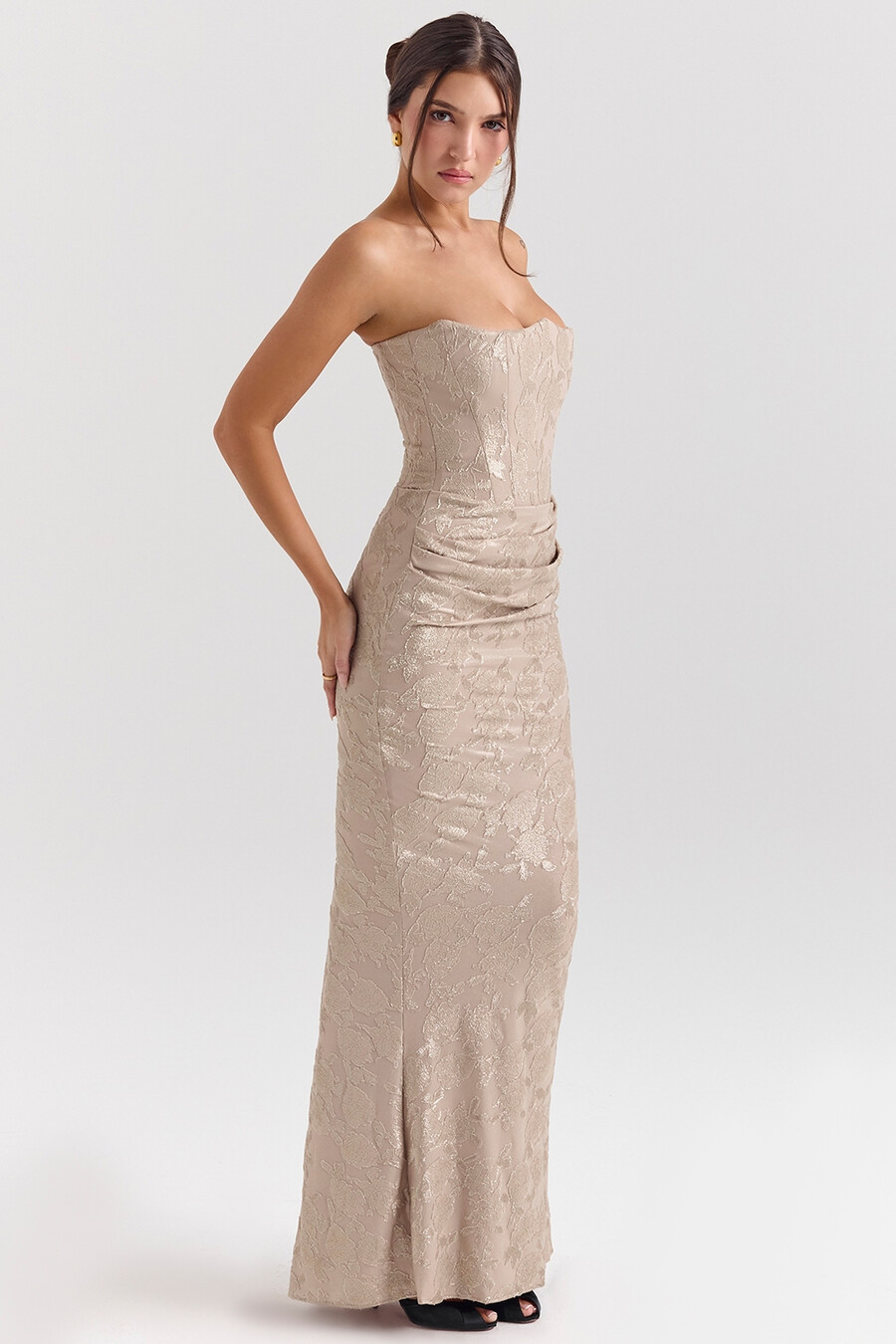hellgoldenes trägerloses maxikleid aus chiffon-mesh mit korsettmuster