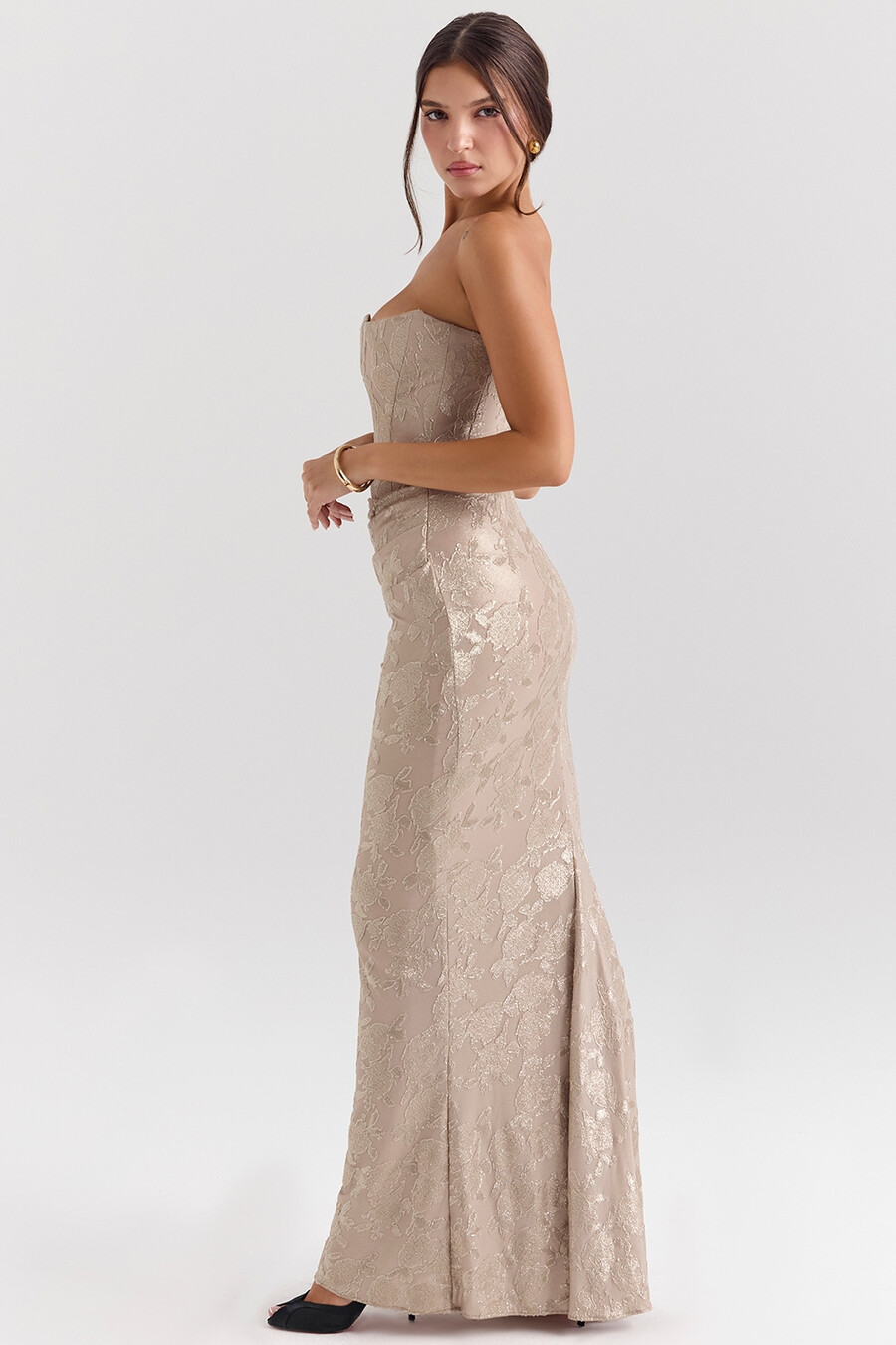hellgoldenes trägerloses maxikleid aus chiffon-mesh mit korsettmuster