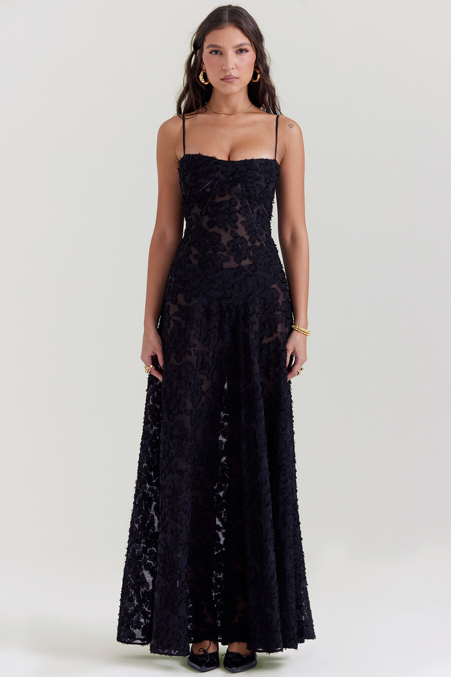 schwarzes maxikleid mit floraler spitze am rücken