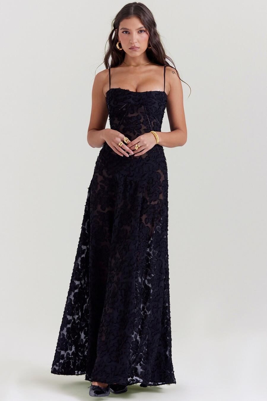 schwarzes maxikleid mit floraler spitze am rücken