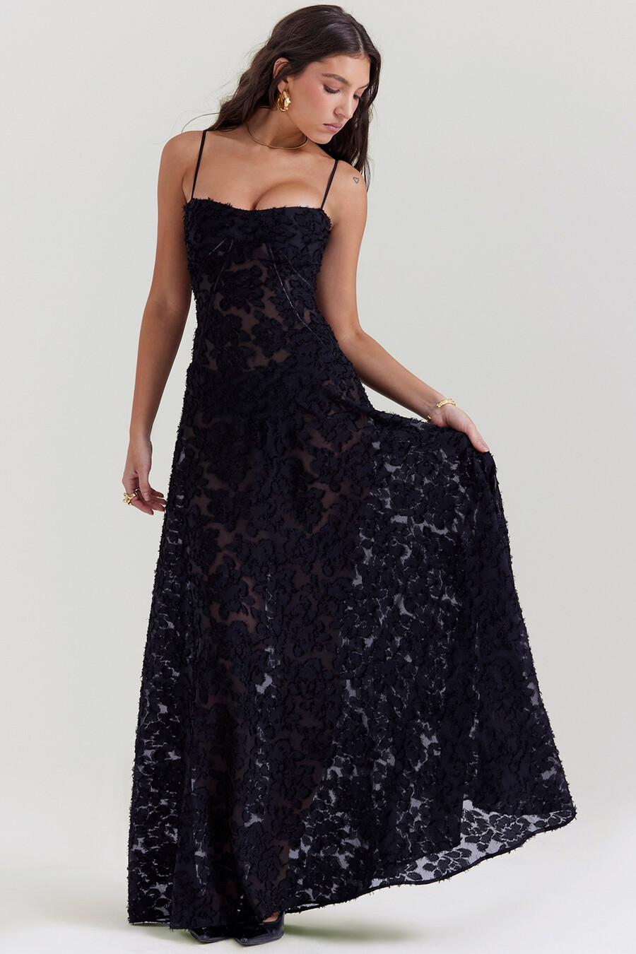 schwarzes maxikleid mit floraler spitze am rücken
