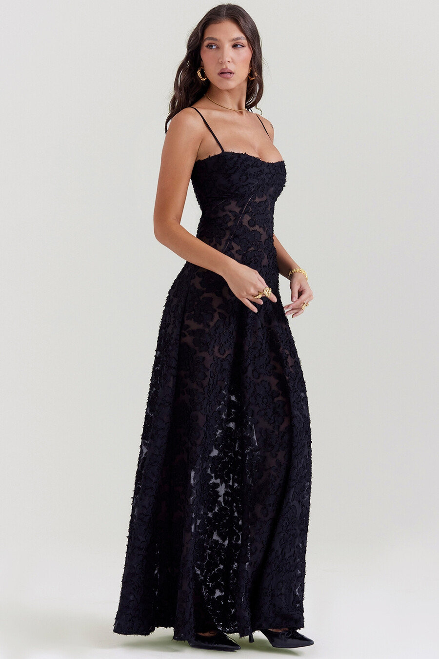 schwarzes maxikleid mit floraler spitze am rücken