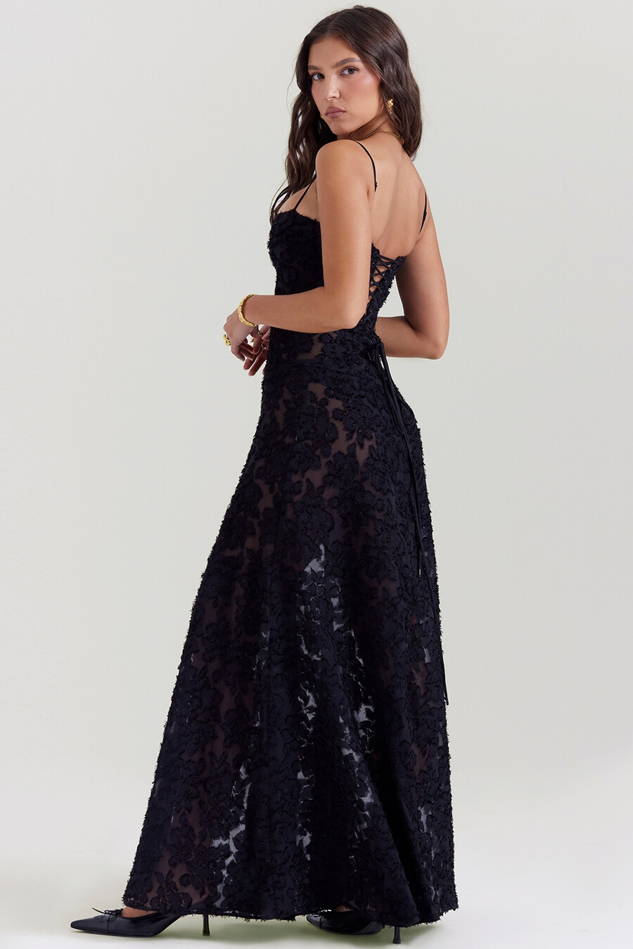 schwarzes maxikleid mit floraler spitze am rücken